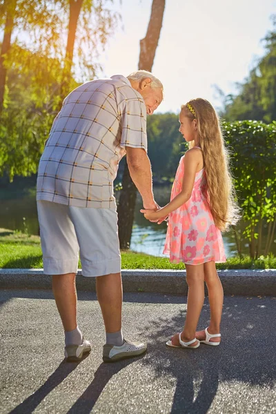 Chica con el abuelo al aire libre . — Foto de Stock