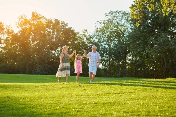 Personas mayores con nieta, naturaleza . — Foto de Stock