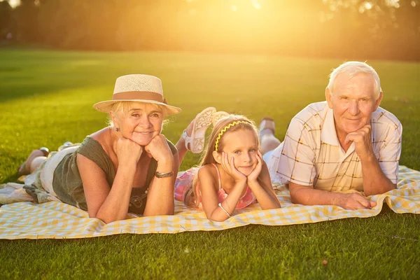 Feliz abuelos con nieto . — Foto de Stock