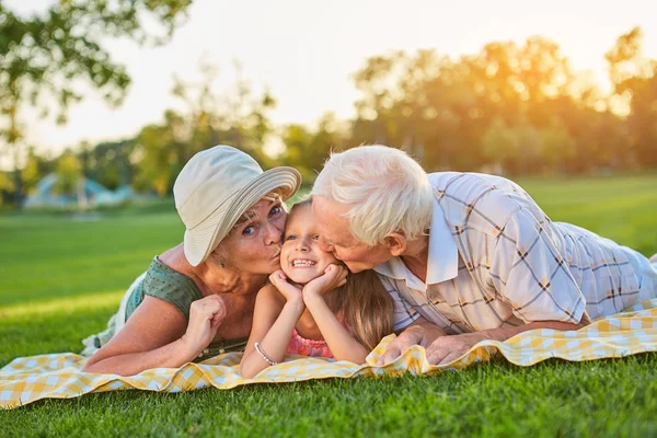 Abuelos besando nieta feliz . — Foto de Stock