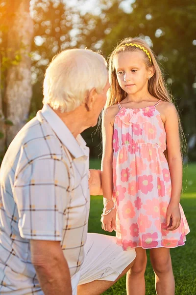 Chica con el abuelo al aire libre . — Foto de Stock