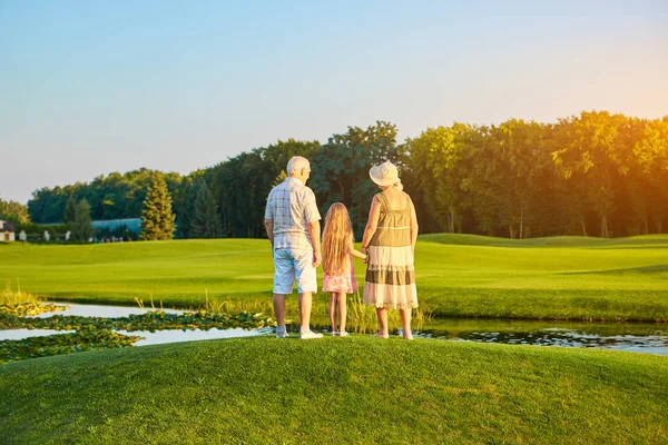 Chica con abuelos, verano . — Foto de Stock