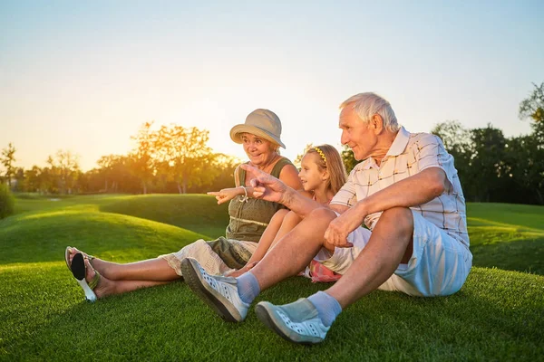 Fille et ses grands-parents heureux . — Photo