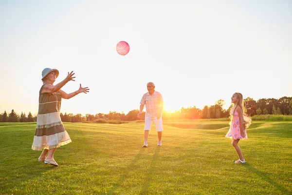 Kız ve top oynarken dedesi. — Stok fotoğraf