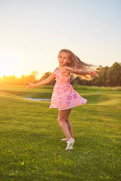 在草地上跳舞的小女孩. — 图库照片