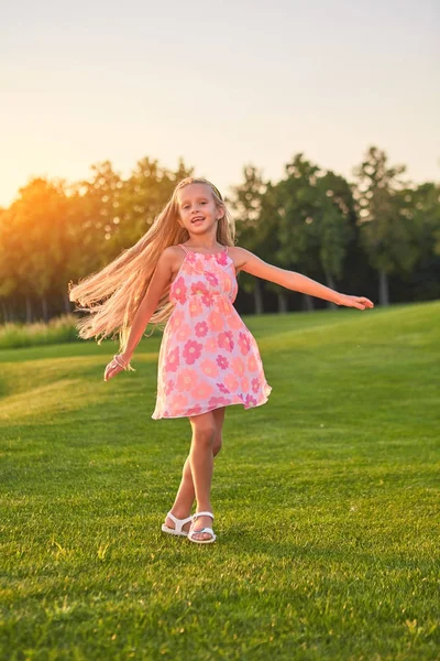 Menina bonito dançando ao ar livre . — Fotografia de Stock