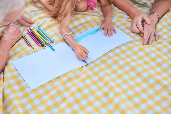 Руки девочки рисуют . — стоковое фото