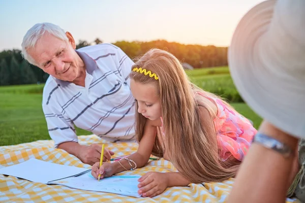 Chica con dibujo a lápiz al aire libre . — Foto de Stock