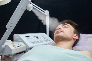 Yüz dumanı tüten, genç adam.