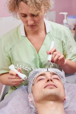 Microcurrent tedavisi kozmetik kliniğinde.