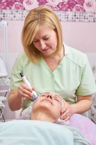 Mature female in cosmetology clinic. — Stock Photo, Image