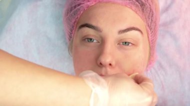 Temel uygulama makyajcısı.