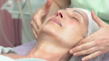 Lenfatik yüz masajdan sonra kadın.