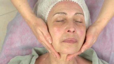 Olgun kadın lenfatik masaj sahip.