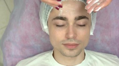 Genç adam yüz masajdan sonra.