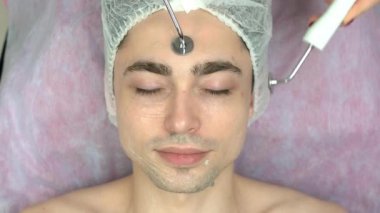 Erkek yüz, microcurrent tedavi.