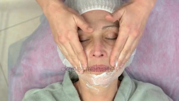 Masaje facial linfático, mujer madura . — Vídeo de stock