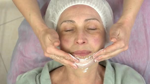 Зрелая женщина с лимфатическим массажем . — стоковое видео