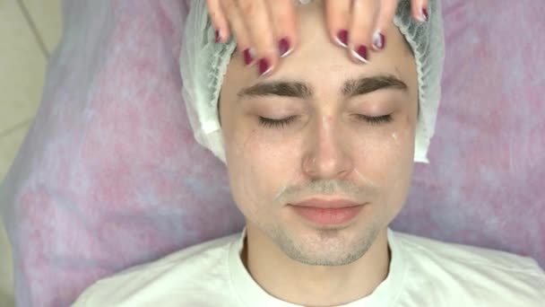 Massage des mains vue du haut du visage . — Video