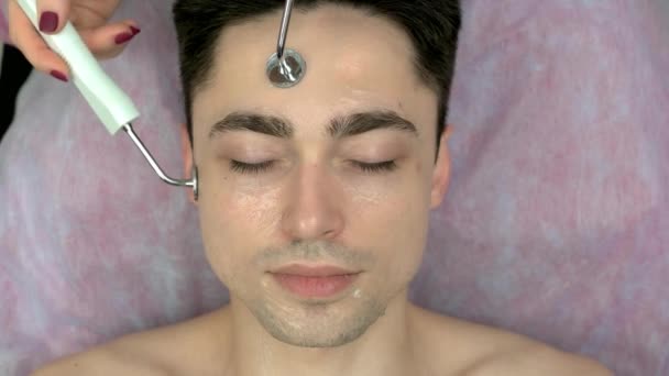 Adamın, microcurrent terapi yüzünü. — Stok video