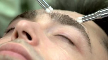 Microcurrent tedavisinde yakın çekim.