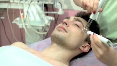 Microcurrent terapi cihazı, erkek yüz.