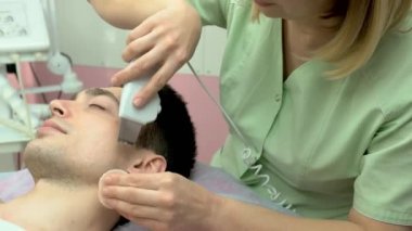 Makyajcısı ile ultrasonik yüz yüzey.