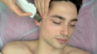 Ultrasonik yüz Temizleme, genç erkek.