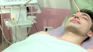 Darsonval cihazı ile cilt tedavisi.