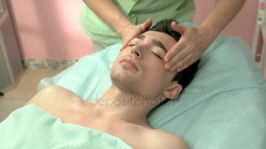 Yüz masajı, yakışıklı adam.