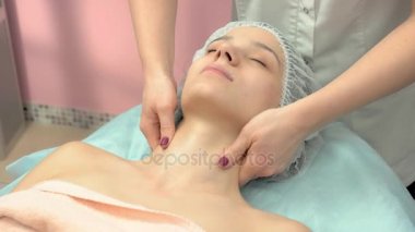 Genç kadın boyun masaj sahip.