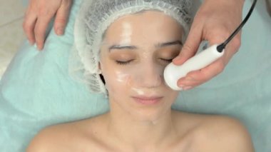 Yüz phonophoresis, genç kadın.