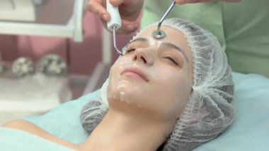 Microcurrent tedavisi, genç kadın.