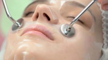 Microcurrent terapi yakın çekim, kadın.