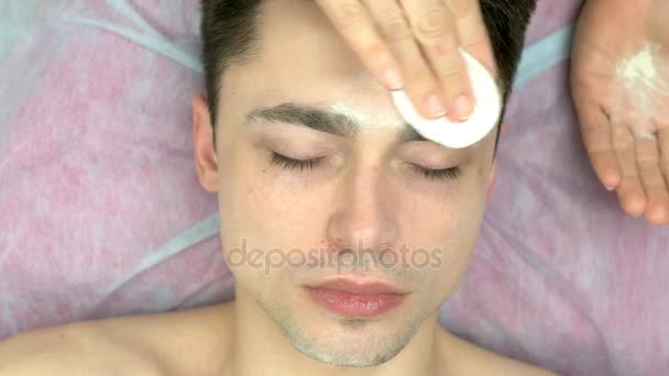 Cosmetician aplicando talco em pó, rosto . — Vídeo de Stock