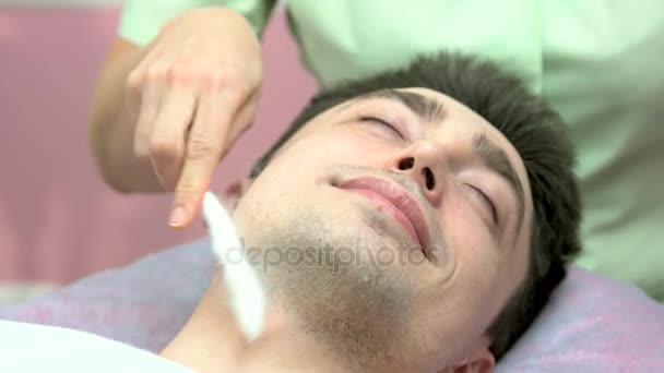 Masaje facial con nitrógeno líquido . — Vídeo de stock