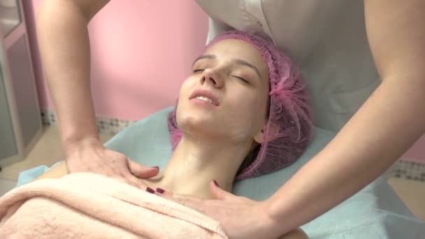 Гарненька дівчина має масаж . — стокове відео