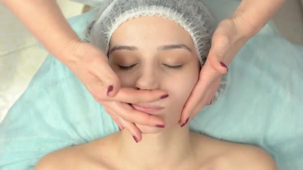 Massage du visage vue dessus . — Video