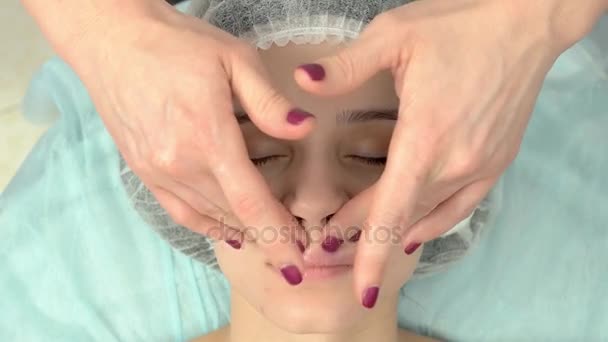 Massage du visage, vue sur le dessus . — Video