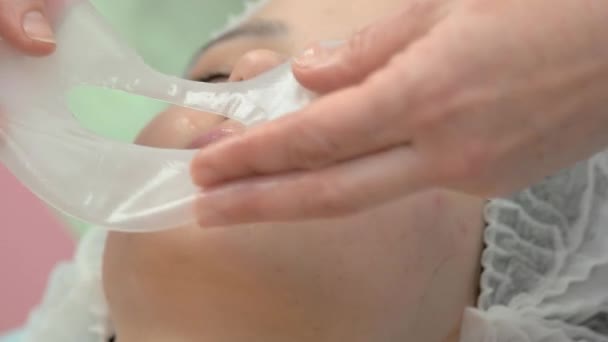 Mani di cosmetico, maschera di collagene . — Video Stock