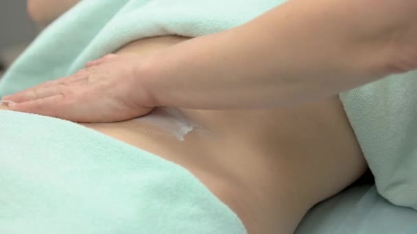 Hand van vrouw, buik massage. — Stockvideo