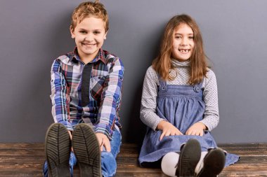 Küçük kardeşim ve kız kardeşi gülümseyen portresi.