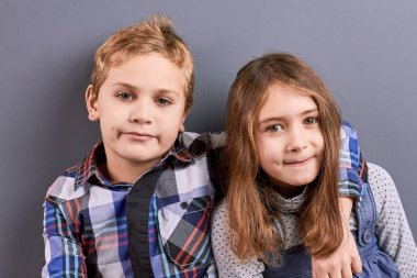 Çocuklar sarılma portresi.