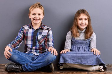 Küçük çocuklar çapraz ayaklı oturma.