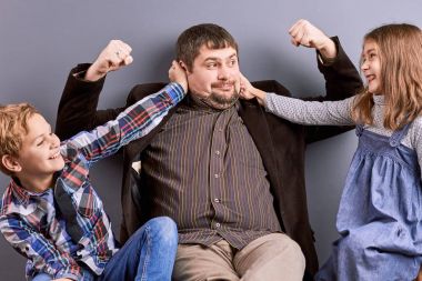 Neşeli baba çocuklar oynarken.