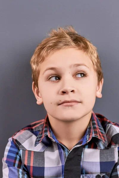 Yakışıklı küçük düşünme çocuk portresi. — Stok fotoğraf