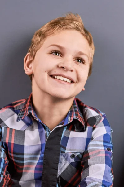 Portret van lachende kleine jongen. — Stockfoto