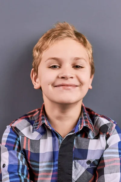 Vacker vacker liten pojke, porträtt. — Stockfoto