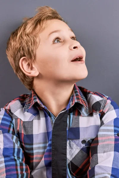 Portrett av en opphisset liten gutt . – stockfoto