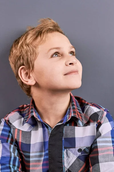 Gyönyörű pozitív kisfiú portréja. — Stock Fotó